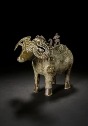 Rituelt vædderformet vinkar, Gong, sene Shang-dynastiet (bronze) (se også 3618607)