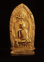Votivtavle, der viser Buddha, der undertrykker Mara (guld)