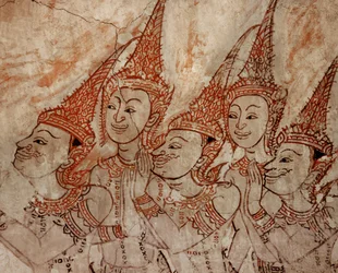Detalje af vægmalerierne, der viser himmelske guddomme, der stammer fra den sene Ayutthaya-periode (maling på sten)