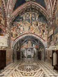 Udsigt over det øvre kapel dækket med fresker fra skolen i Siena (1300-tallet) klosteret St. Benedetto (Sacro Speco), Subiaco (Rom), Italien