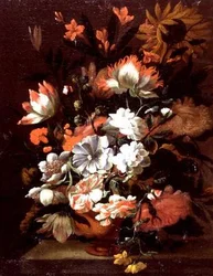 Tulipaner, nelliker, solsikker og andre blomster i en urne på en stenkant (olie på lærred)