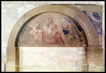 Tympanum forestiller ydmyghedens jomfru med Kristusbarnet omgivet af engle, 1341