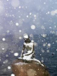 Snestorm på Den Lille Havfrue-statuen af Edvard Eriksen, vinter i København, 2022 (foto)