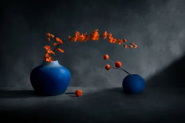 Blå vaser med orange blomster