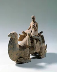 Sogdisk civilisation: "" kamel og kamel, transport af silke""" Terracotta-begravelsesstatue. 5. eller 6. århundrede. Paris, Cernuschi-museet
