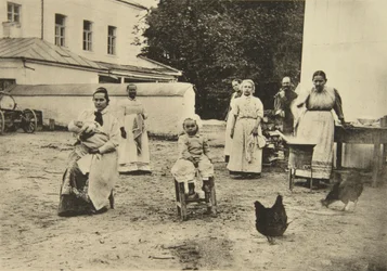 At lave syltetøj i gården til Leo Tolstojs hus, Yasnaya Polyana, nær Tula, Rusland, 1900