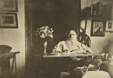 Den russiske forfatter Leo Tolstoj med et dårligt ben, Rusland, 1908