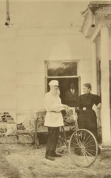 Den russiske forfatter Leo Tolstoj med en cykel, Rusland, 1890