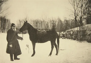 Den russiske forfatter Leo Tolstoy med en hest, Yasnaya Polyana, nær Tula, Rusland, 1905.