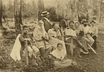 Den russiske forfatter Leo Tolstoy med gæster, Yasnaya Polyana, nær Tula, Rusland, 1895.
