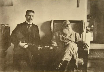 Den russiske forfatter Leo Tolstoj med balalajkaspilleren Boris Troyanovsky, Rusland, 1909