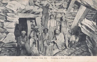 Minearbejdere installerer trærekvisitter 600 fod under jorden, Robinson Gold Mine, Sydafrika (s/h foto)