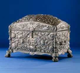 En vigtig spansk kolonial sølvkasse, ca. 1800 (sølv med træbund og træinteriør)