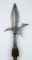 Hellebard (stål, træ og stof)