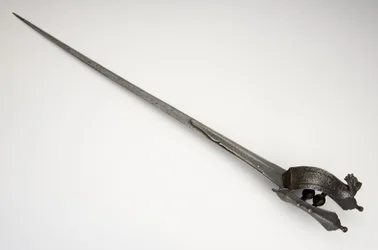 Pata, gaffelsværd (stål, jern og messing)