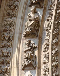 Archivolt af den centrale portal af vestfacaden, detalje af en violinist og en citerspiller, ca. 1350-1400 (høj relief)