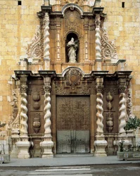 Detalje af facaden af kirken San Bartolome, Benicarlo, Spanien, bygget i det 18. århundrede (foto)
