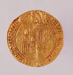 Guldmønt fra Spanien: de katolske monarkers Ferdinand og Isabellas regeringstid (Ferdinand 2. af Aragonien og Isabella 1. af Castilien). 1474-1516. Diam. 2,7 cm. Napoli, Museo Archeologico