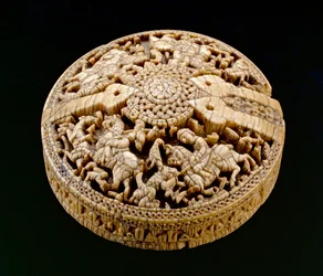 Låg på en beholder dekoreret med fire jægere og dyr, Umayyad-perioden, 998-999 e.Kr. (se også 416492)