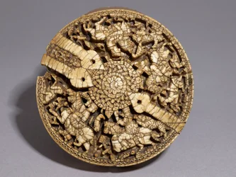 Låg på en beholder dekoreret med fire jægere og dyr, Umayyad-perioden, 998-999 e.Kr. (se også 117778)