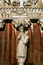 Vestportalen med statue af Madonna og barn og relief af den sidste dom