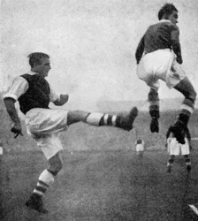 Action fra en fodboldkamp mellem Arsenal og Chelsea, c1936-c1944