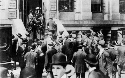 Angstfulde folkemængder uden for White Star Line-kontoret, 1912 1937