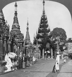 Langs platformen til den sydlige opstigning, Shwedagon Pagoda, Rangoon, Burma, 1908