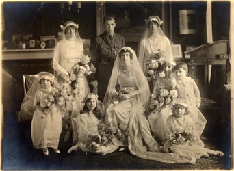 Gruppebryllupsportræt af Lady Blanche Cavendish og oberst Ivan Murray, Guards Chapel, Lansdowne House, 21. april 1919
