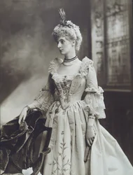 Lady Evelyn Cavendish, senere hertuginde af Devonshire, som dame ved kejserinde Maria Theresas hof, hertuginden af Devonshires diamantjubilæumsbal i Devonshire House
