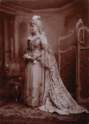 Maud, Marchione of Lansdowne, som Lady Keith, hustru til den britiske ambassadør ved kejserinde Maria Theresas hof, hertuginden af Devonshires diamantjubilæumsbal i Devonshire House