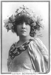 Henriette Rosine Bernard aka Sarah Bernhardt (1844-1923) som "Den fjerne prinsesse", et skuespil af Edmond Rostand (s/h foto)