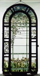 Et spalteglasvindue af blyholdig glas forestillende klematisranker, tidligt i det 20. århundrede (blyholdigt glas)
