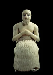 Art Mesopotamia: statue of Intendant Ebih-il. Sculpture of alabaster, shell, lapis-lazuli and schist, Around 2500 BC dani