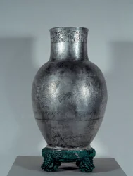 Mesopotamien: Entemena vase i gravsølv med motiver og kileskrift (nevø og anden efterfølger af Eannatum). Sommerperiode (2900-2200 f.Kr.). 2400 f.Kr. Søn 0,35x0,18 m Paris, museum du Louvre