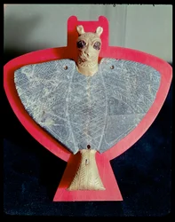 Brystskjold i form af en løvehoved ørn, fra Tell Hariri (gamle Mari) ca. 2500 f.Kr. (guld, kobber, bitumen und lapis lazuli)