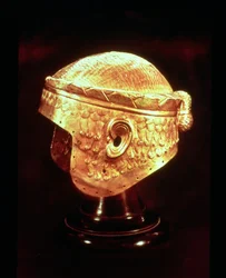 Electrum-hjelm fra kong Mes-Kalem-Dug, ca. 2500-2400 f.Kr. (slået guld) (se også 161987)