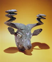 Hoved af en Tyr, fra Irak, ca. 2000 f.Kr. (bronze og skal)