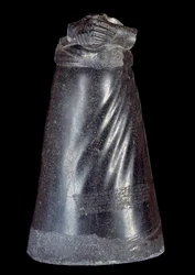 Mesopotamien: nederste halvdel af dioritstatuen af Manishtusu (Manishtousu) (2270-2254 f.Kr.), konge af Agade. 2300-2250 f.Kr. Fra stedet for Susa (Babylon). Søn 0,88 m Paris, Musée du Louvre