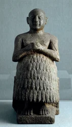 Mesopotamisk kunst: statue af præsten og skriveren Dudu fra Lagash. Dioritskulptur omkring 2600 f.Kr. (sumerisk periode, omkring 2900-2200 f.Kr.). Højde: 0,45 m, Det Irakiske Museum, Bagdad