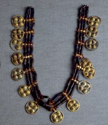 Sumerisk kunst: halskæde med guldvedhæng og perler af lapis lazuli, brugt ved brylluppet. Fra kongegravene på området ved Ur. 2600-2500 f.Kr. Mål: 41 cm. Iraks Nationalmuseum, Bagdad
