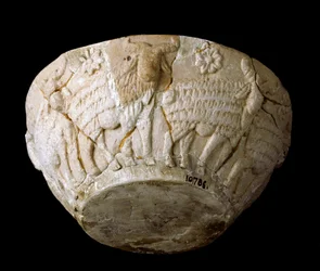 Sumerisk kunst: kalksten skåret ud af beliers-relieffer. 3000 f.Kr. Dim 9 x diam 22 cm Bagdad, National Iraq Museum