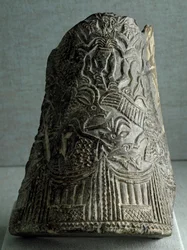 Sumerisk civilisation: fragment af en slangevase fra det østlige Iran. Mål: 22,5 cm. Perioden ved afslutningen af de arkaiske dynastier (2500 f.Kr.). Bagdad, Iraks Nationalmuseum