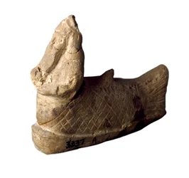 Sumerisk civilisation: terrakottastatuette af en beskyttende ånd i skikkelse af et fiskemenneske, placeret under et hus