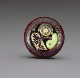 En lille almisseskål, ca. 1880-1900 (træ med indlagt kronhjort, metal og lak) (se også 195423)