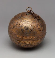 Gennembrudt Globe, ca. 1300 (messing indlagt med guld og sølv)