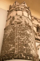 Indgangen til Nationalmuseet, som omfatter den monumentale port til Qasr al-Hayr al-Gharbi, et af de mest berømte umayyadiske slotte, den gamle bydel i Damaskus (UNESCOs verdensarvsliste)