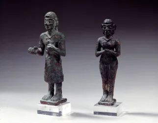 Statuetter af tilbedere og gudinde i bronze, fra Syrien 2300-2000 f.Kr. Paris, Louvre-museet