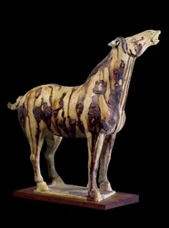 Kinesisk kunst: Terracotta-begravelsesstatuette med trefarvede glasurer, der forestiller en henning-hest. Fra prinsesse Yong Tais grav (502-594 e.Kr.), Chensi. Tang-dynastiet (618-907 e.Kr.).