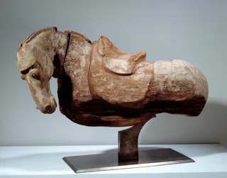 Kinesisk kunst: træhest. Skulptur fra Tang-perioden (618 til 907). Paris, Musée Cernuschi